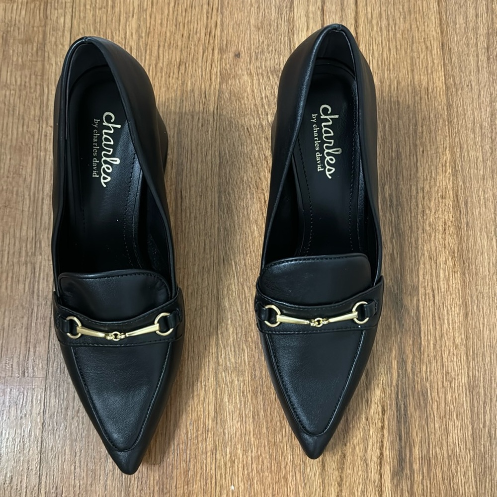 Women’s heeled close toe pump shoe